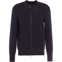 J.LINDEBERG COACH COMPOUND Kardigan navy. Kardigany męskie J.LINDEBERG. W wyprzedaży za 377.40 zł.