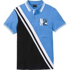 Shirt polo w sportowym stylu bonprix czarno-biało-niebieski z nadrukiem. Koszulki polo męskie marki bonprix. Za 59.99 zł.