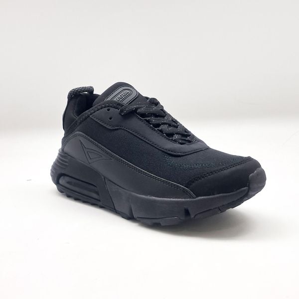 But sportowy KRAMER X czarny. Czarne buty do biegania męskie Legea, bez wzorów, bez zapięcia, do biegania. W wyprzedaży za 128.00 zł.