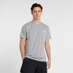 Koszulka męska New Balance MT51801YST – szara. Szare t-shirty sportowe męskie New Balance, m, bez wzorów, z materiału, sportowe, bez ramiączek. Za 79.99 zł.
