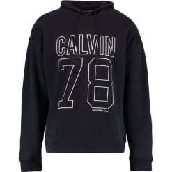Calvin Klein Jeans OVERSIZED POPOVER Bluza z kapturem black. Czarne bluzy nierozpinane męskie Calvin Klein Jeans, z bawełny. W wyprzedaży za 359.40 zł.