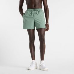 Spodenki męskie New Balance MS41227DKJ – zielone. Zielone szorty sportowe męskie New Balance, bez wzorów, z materiału, sportowe. Za 109.99 zł.