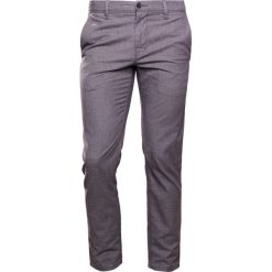 BOSS CASUAL STAPERED Spodnie materiałowe light pastel grey. Spodnie na co dzień męskie marki BOSS CASUAL. W wyprzedaży za 350.35 zł.