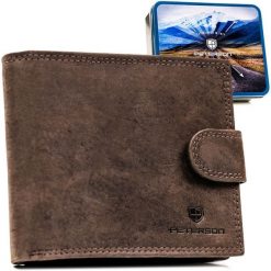 Poziomy portfel męski ze skóry naturalnej w brązowym kolorze zamykany na zatrzask, w zestawie z brelokiem - Peterson. Brązowe portfele męskie Peterson, bez wzorów, ze skóry. Za 99.99 zł.