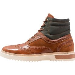 GANT JEAN Botki sznurowane cognac. Sztyblety męskie marki Gant. W wyprzedaży za 631.20 zł.