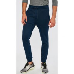 Under Armour - Spodnie Storm Armour. Szare długie spodnie sportowe męskie Under Armour, z dzianiny. W wyprzedaży za 239.90 zł.