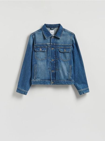 Jeansowa kurtka z efektem sprania - granatowy. Niebieskie kurtki męskie Reserved, l, bez wzorów, z denimu, bez ramiączek, bez kaptura. W wyprzedaży za 99.99 zł.