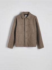 Krótka kurtka z kołnierzem - beżowy. Brązowe kurtki męskie Reserved, l, bez wzorów, z dzianiny, bez ramiączek, bez kaptura. W wyprzedaży za 89.99 zł.