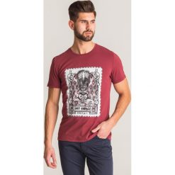 Bordowy t-shirt Just Cavalli z motywem znaczka pocztowego - Bordowy. T-shirty męskie Just Cavalli. Za 214.50 zł.