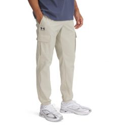 Spodnie Mężczyzna UNDER ARMOUR UA VIBE WOVEN CARGO PANTS. Brązowe spodnie dresowe męskie Under Armour, bez wzorów, długie. Za 358.95 zł.