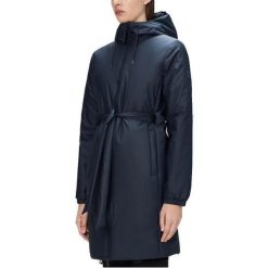 Kurtka RAINS LOHJA LONG INSULATED CURVE J Niebieski. Niebieskie kurtki męskie Rains, bez wzorów, z tkaniny, bez ramiączek, bez kaptura. Za 1,208.34 zł.
