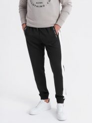 Dresowe męskie spodnie joggery z kontrastowymi lampasami – czarne V1 - Rozmiar: XL. Czarne spodnie dresowe męskie Ombre Clothing, z aplikacjami, z dresówki. W wyprzedaży za 164.99 zł.