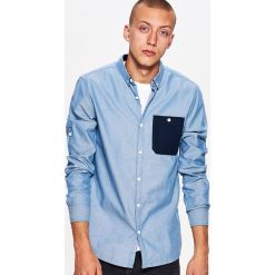 Koszula z kontrastową kieszenią BASIC - Niebieski. Koszule męskie marki Cropp. W wyprzedaży za 39.99 zł.