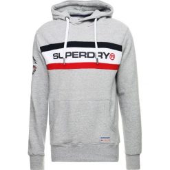Superdry TROPHY CHEST BAND HOOD Bluza z kapturem stadium grey grindle. Bluzy z kapturem męskie marki Superdry. Za 389.00 zł.