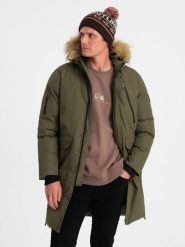 Męska ocieplana kurtka alaska z kieszeniami i rozpinanym dołem – ciemnooliwkowa V3 - Rozmiar: L. Zielone kurtki męskie Ombre Clothing, l, bez wzorów, z materiału, militarne, bez ramiączek, z kapturem. W wyprzedaży za 389.99 zł.