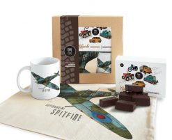 Supermarine Spitfire — paczka (Zawartość paczki: koszulka, torba, kubek, słodycze; Rozmiar koszulki / bluzy: 5XL (męska); Kolor koszulki / bluzy: czar. Brązowe bluzy nierozpinane męskie nikiniki, m, bez wzorów, z bawełny, bez ramiączek, bez kaptura. Za 179.00 zł.