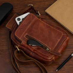 Torba męska skórzana na ramię mała listonoszka brązowa nubuk Beltimore N21. Brązowe torby męskie na ramię bez wzorów, z nubiku, na ramię, małe. Za 159.99 zł.