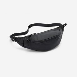 Torebka nerka hydrofobowa 2 kieszenie. Czarne saszetki męskie Decathlon, bez wzorów, z materiału. Za 79.99 zł.