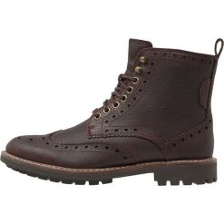 Clarks MONTACUTE LORD Botki sznurowane bruin. Brązowe buty zimowe męskie Clarks, z materiału, na sznurówki. W wyprzedaży za 439.20 zł.