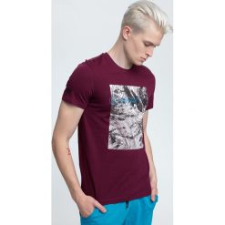 T-shirt męski TSM009 - ciemny fiolet. Czerwone t-shirty męskie 4f, z nadrukiem, z bawełny, z krótkim rękawem. W wyprzedaży za 44.99 zł.