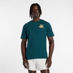 Koszulka męska New Balance MT61T0QMAAV – zielona. Zielone t-shirty sportowe męskie New Balance, l, bez wzorów, z bawełny, klasyczne, bez ramiączek. Za 169.99 zł.