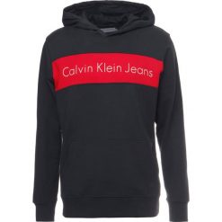 Calvin Klein Jeans HAYO REGULAR HOOODIE POPOVER Bluza z kapturem black. Bluzy nierozpinane męskie Calvin Klein Jeans. W wyprzedaży za 411.75 zł.