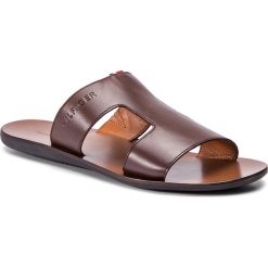 Klapki TOMMY HILFIGER - Hilfiger Leather Slipon Sandal FM0FM02152 Coffe Bean 212. Klapki i japonki męskie marki Tommy Hilfiger. Za 299.00 zł.