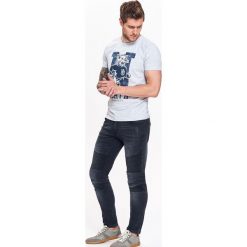 T-SHIRT MĘSKI Z MELANŻOWEJ DZIANINY Z NADRUKIEM. T-shirty męskie marki TOP SECRET. W wyprzedaży za 29.99 zł.