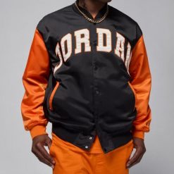 Kurtka bejsbolówka Air Jordan Brooklyn Collegiate Varsity Jacket HV0099-011. Czarne kurtki męskie Jordan, bez wzorów, sportowe, bez ramiączek, bez kaptura. Za 642.85 zł.