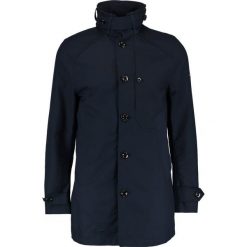 GStar GARBER TRENCH Prochowiec mazarine blue. Niebieskie płaszcze męskie G-Star, z bawełny. Za 929.00 zł.