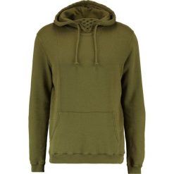 Suit DR ORANGE Bluza z kapturem dust green. Zielone bluzy z kapturem męskie Suit, m, z bawełny, z kapturem. W wyprzedaży za 356.15 zł.