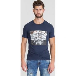 GRANATOWY T-SHIRT TRUSSARDI JEANS. Niebieskie t-shirty męskie TRUSSARDI JEANS, l, bez wzorów, z bawełny, bez kołnierzyka, bez ramiączek. Za 94.50 zł.