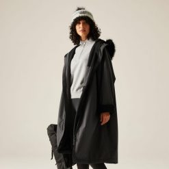 Unisex dla dorosłych wodoodporny szlafrok do zmiany. Brązowe szlafroki męskie Regatta, bez wzorów, bez kaptura. W wyprzedaży za 533.55 zł.