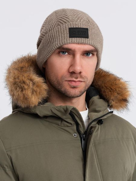 Dzianinowa czapka męska o sweterkowym splocie z naszywką – popielata V6. Szare czapki męskie Ombre Clothing, z aplikacjami, z dzianiny, klasyczne. W wyprzedaży za 84.49 zł.