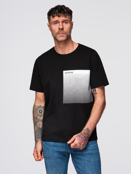 Męski t-shirt bawełniany z graficznym printem – czarny V2. Czarne t-shirty męskie Ombre Clothing, m, bez wzorów, z bawełny, bez kołnierzyka, bez ramiączek. W wyprzedaży za 81.24 zł.