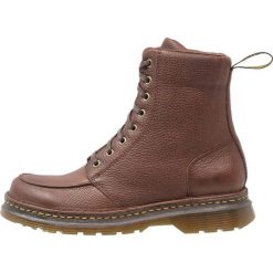 Dr. Martens LOMBARDO 8 EYE MOC TOE BOOT Botki sznurowane dark brown grizzly. Buty zimowe męskie marki Dr. Martens. W wyprzedaży za 412.30 zł.