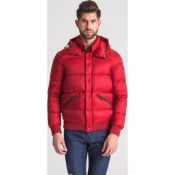 Czerwona wodoodporna pikowana kurtka męska. Czerwone kurtki męskie Armani Jeans, m, z aplikacjami, bez ramiączek, z kapturem. Za 679.60 zł.