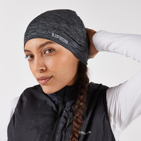 Czapka do biegania Kiprun seamless. Szare czapki męskie KIPRUN, bez wzorów, z elastanu, sportowe. Za 29.99 zł.