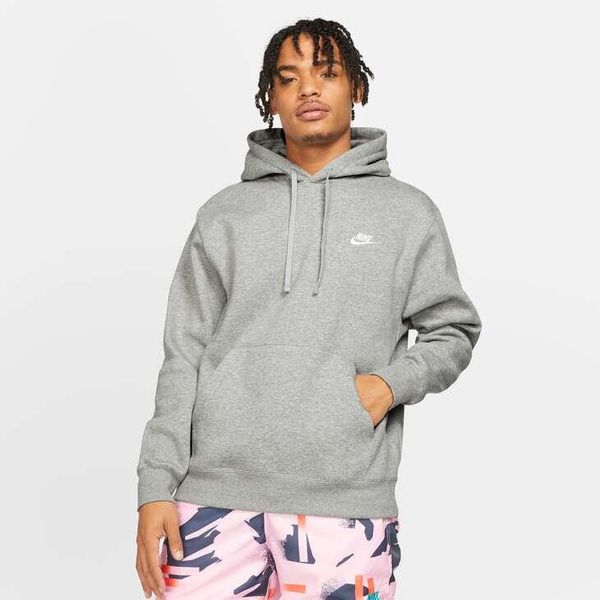 Bluzy sportowa męska Nike Club Hoodie PO. Szare bluzy nierozpinane męskie Nike, l, bez wzorów, z bawełny, sportowe, bez ramiączek, z kapturem. Za 419.99 zł.