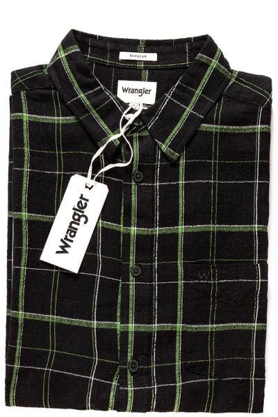 WRANGLER SS 1PKT SHIRT KOSZULA MĘSKA MATERIAŁOWA FADED BLACK W5860B8V6 112129499. Czarne koszule męskie Wrangler, m, bez wzorów, z materiału, bez kołnierzyka, bez ramiączek. W wyprzedaży za 49.99 zł.