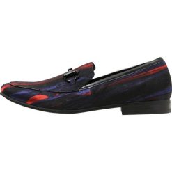 Steve Madden REVEALED Półbuty wsuwane red/navy. Czerwone codzienne półbuty męskie Steve Madden, z materiału. Za 459.00 zł.