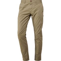CLOSED CLIFTON SKIN Chinosy khaki. Zielone eleganckie spodnie męskie CLOSED, z bawełny. W wyprzedaży za 349.30 zł.