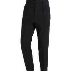 AllSaints TALLIS Spodnie garniturowe charcoal. Eleganckie spodnie męskie marki AllSaints. W wyprzedaży za 623.20 zł.