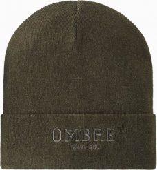 Dzianinowa czapka męska beanie z haftowanym napisem oliwkowa V5 OM-ACWH-0120. Zielone czapki męskie Ombre, na zimę, bez wzorów, z dzianiny. Za 89.25 zł.