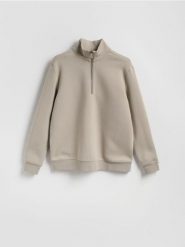 Gładka bluza ze stójką - jasnoszary. Szare bluzy nierozpinane męskie Reserved, l, bez wzorów, z bawełny, bez ramiączek, bez kaptura. Za 129.99 zł.