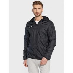 Kurtka Męska z Kapturem Nike Team Park 20. Czarne kurtki męskie Nike, m, bez wzorów, z syntetyku, bez ramiączek, z kapturem. Za 567.00 zł.