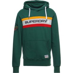 Superdry TROPHY CHEST BAND HOOD Bluza z kapturem slam green. Bluzy nierozpinane męskie marki Superdry. Za 389.00 zł.