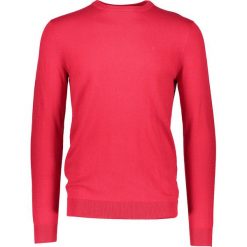 Sweter w kolorze czerwonym. Czerwone swetry męskie Wrangler, bez wzorów, bez kołnierzyka, bez ramiączek. W wyprzedaży za 109.95 zł.