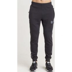 SPODNIE DRESOWE EA7 Emporio Armani. Czarne spodnie dresowe męskie EA7 Emporio Armani, bez wzorów, z dresówki. Za 293.40 zł.
