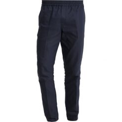 Samsøe & Samsøe SMITH PANTS Spodnie materiałowe dark sapphir. Spodnie na co dzień męskie marki Samsøe & Samsøe. W wyprzedaży za 399.20 zł.
